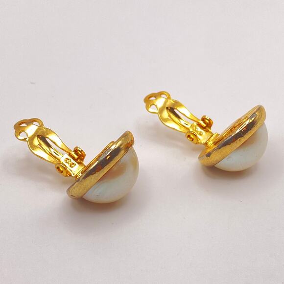 Vintage HATTIE CARNEGIE Faux Pearl Button Earrings Gold Tone Plated Clip On - Picture 4 of 7